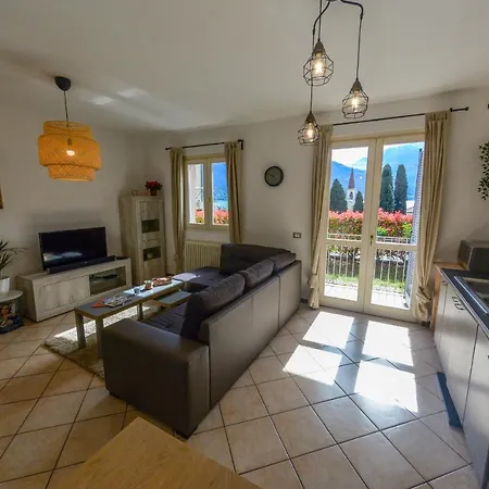 Calozzo Sleeps 6 Pool Apartmán *