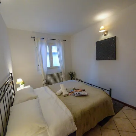 Calozzo Sleeps 6 Pool Apartmán